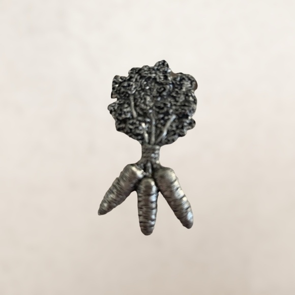 𝅺sheridan Pewter Women's Handcrafted Carrot Pin - Picture 1 of 1